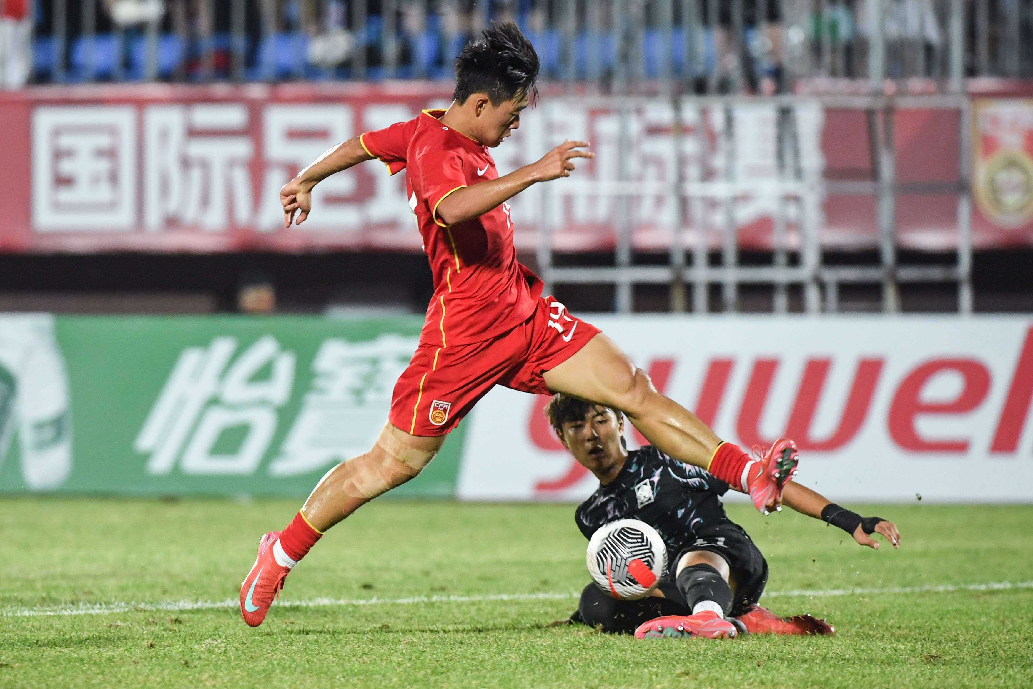 国际足球比赛中中国队展现出色实力