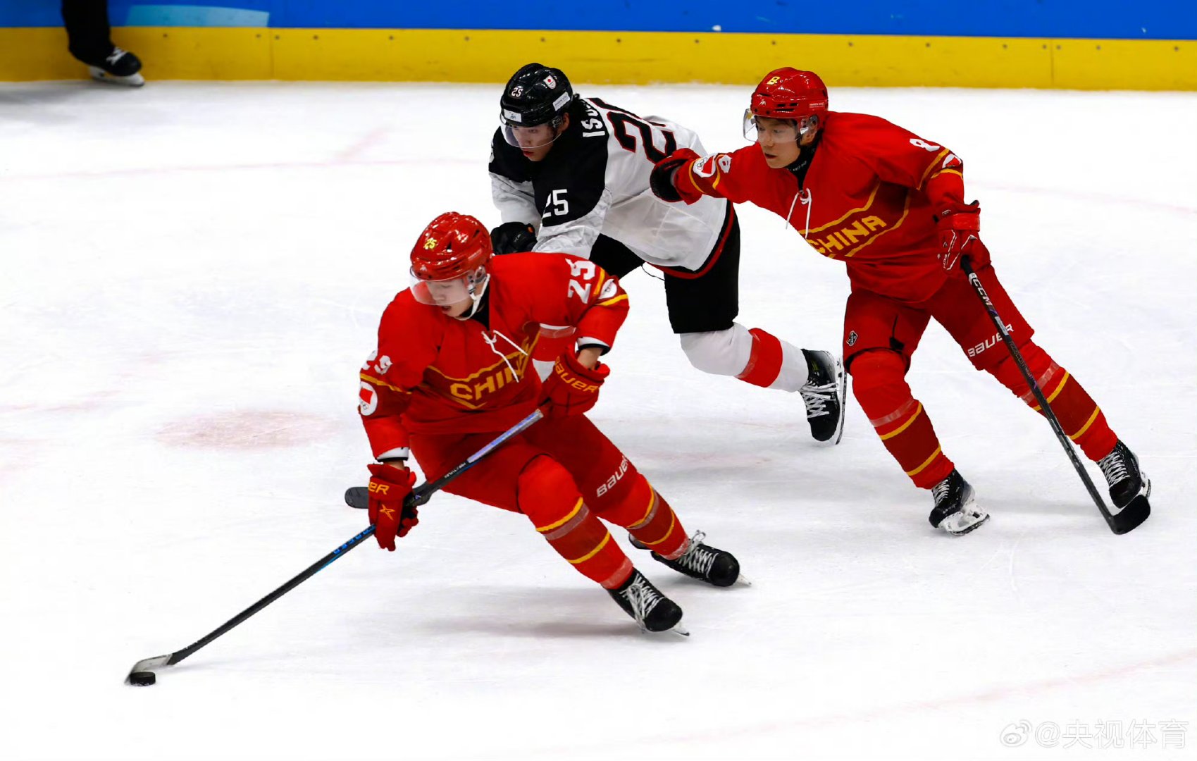 冰岛队球员强化传球配合技术