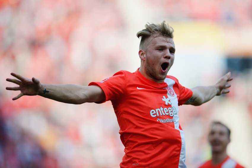 包含法兰克福客场逆转成功，士气大增的词条