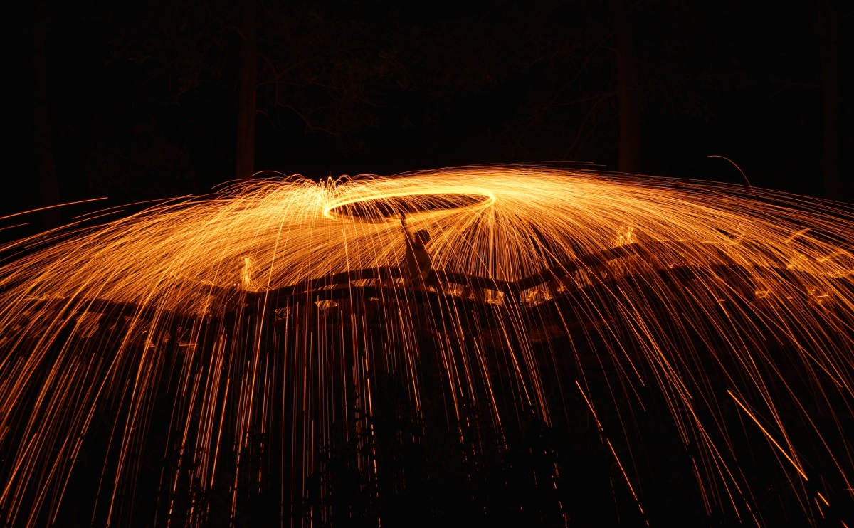 关于竞技场上火光四射，球员奋勇争先的信息