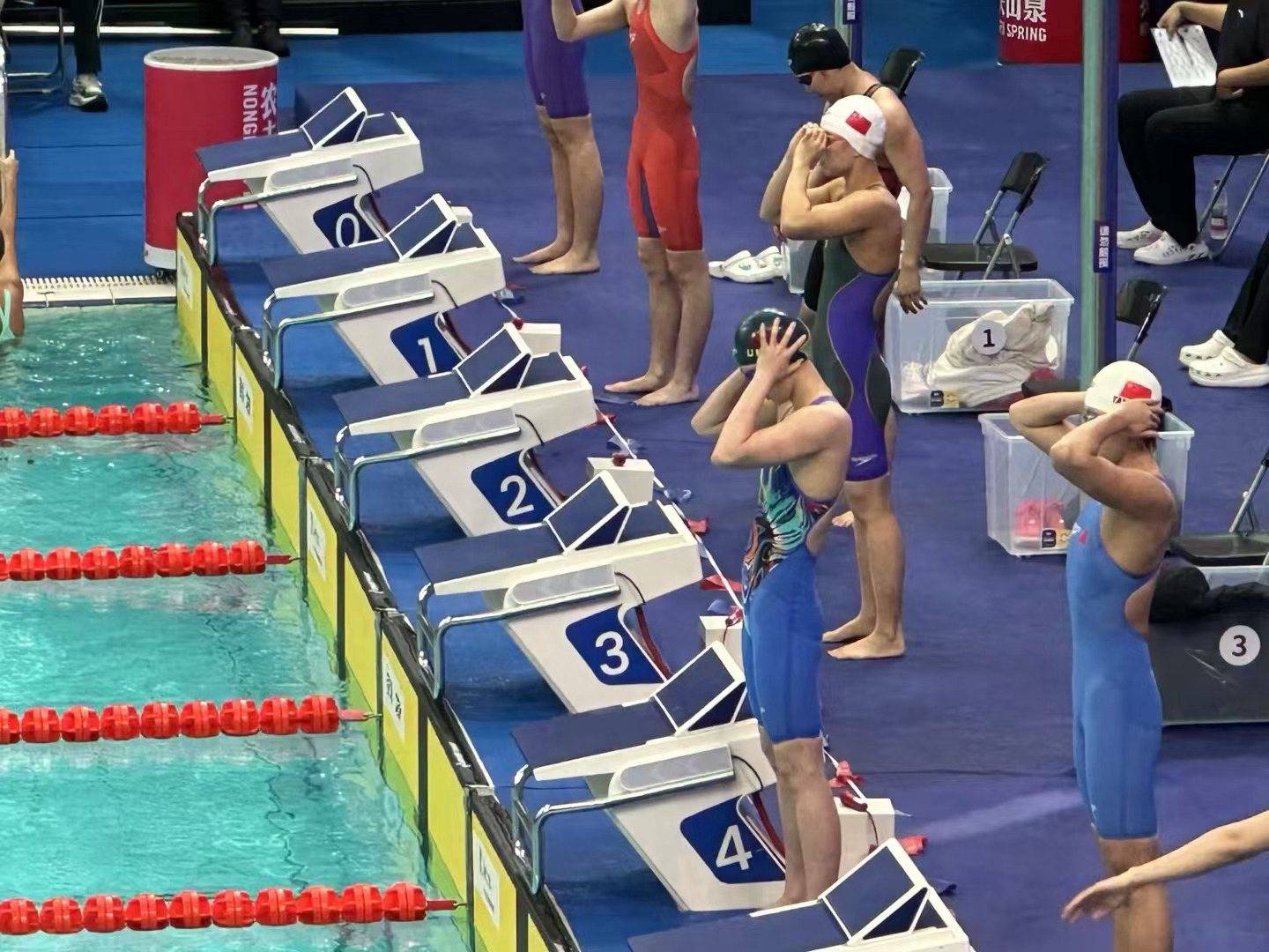 游泳比赛选手千锤百炼，力争前行的简单介绍