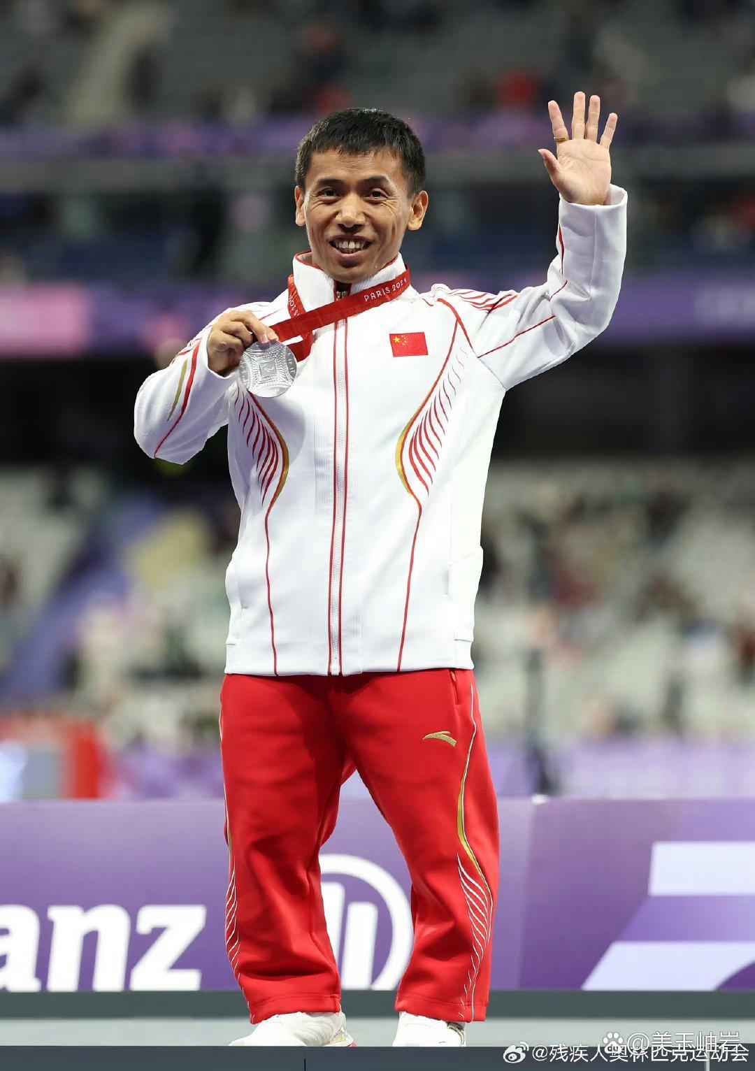 田径好手冲刺终点，夺得银牌！