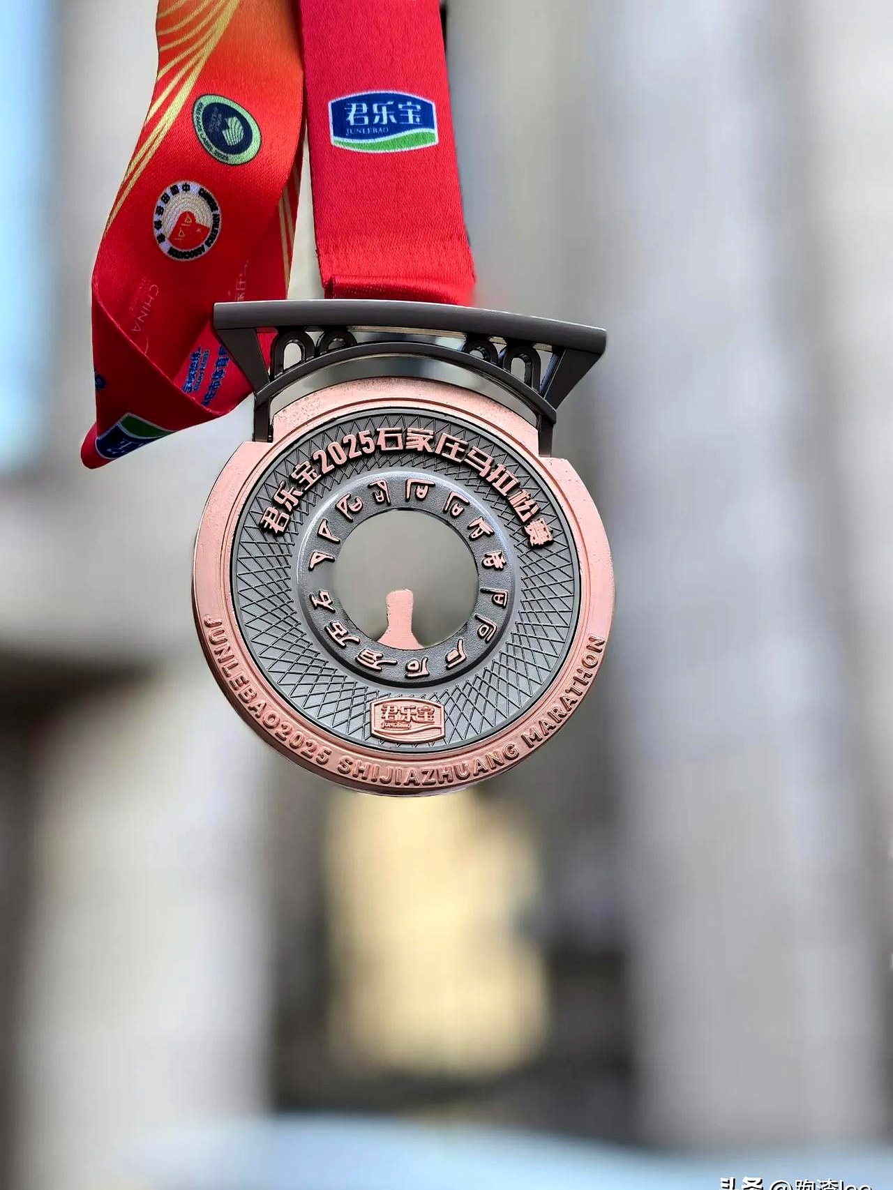 田径好手冲刺终点，夺得银牌！