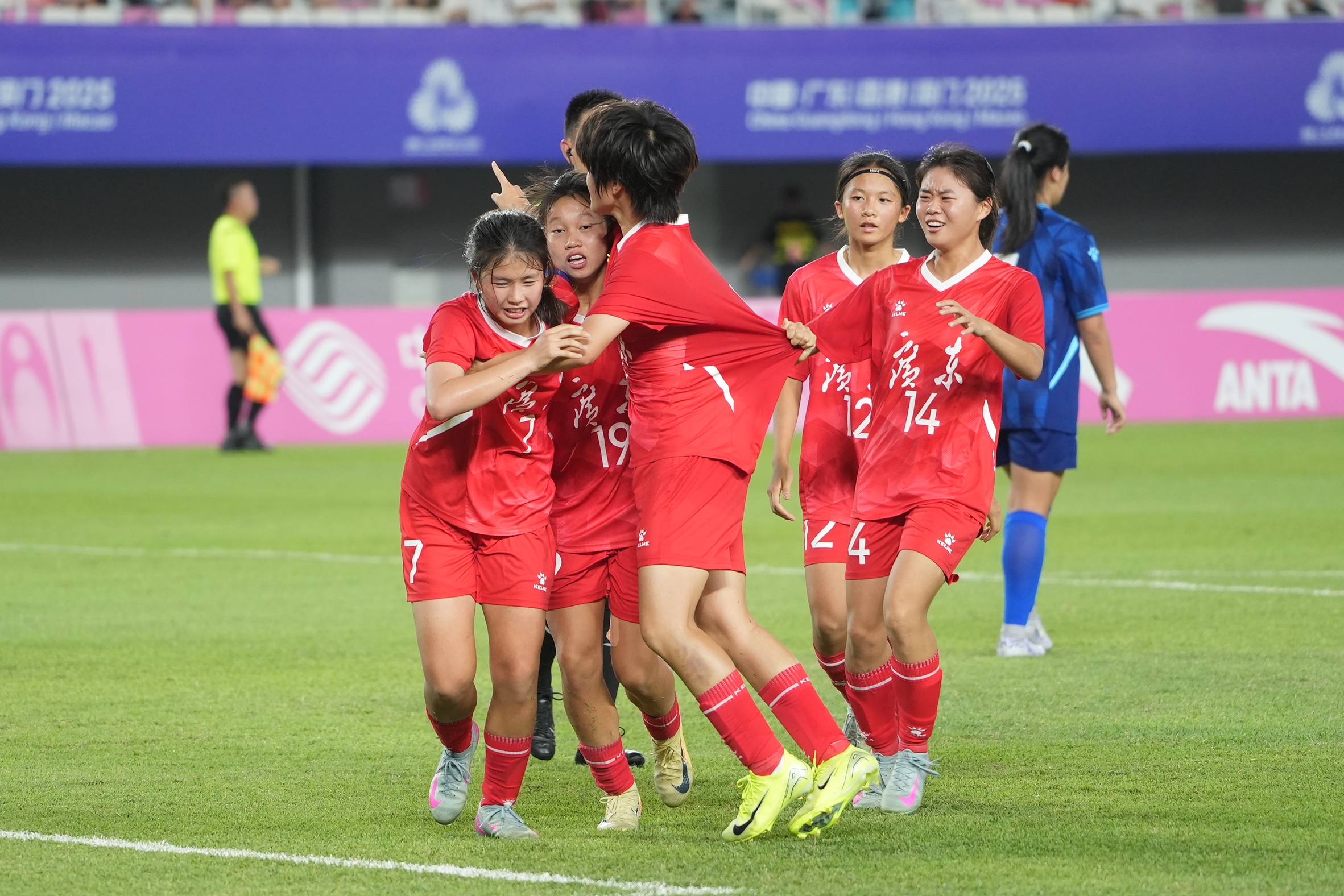 包含热血对决！中国女足与尼日利亚队角逐胜负的词条