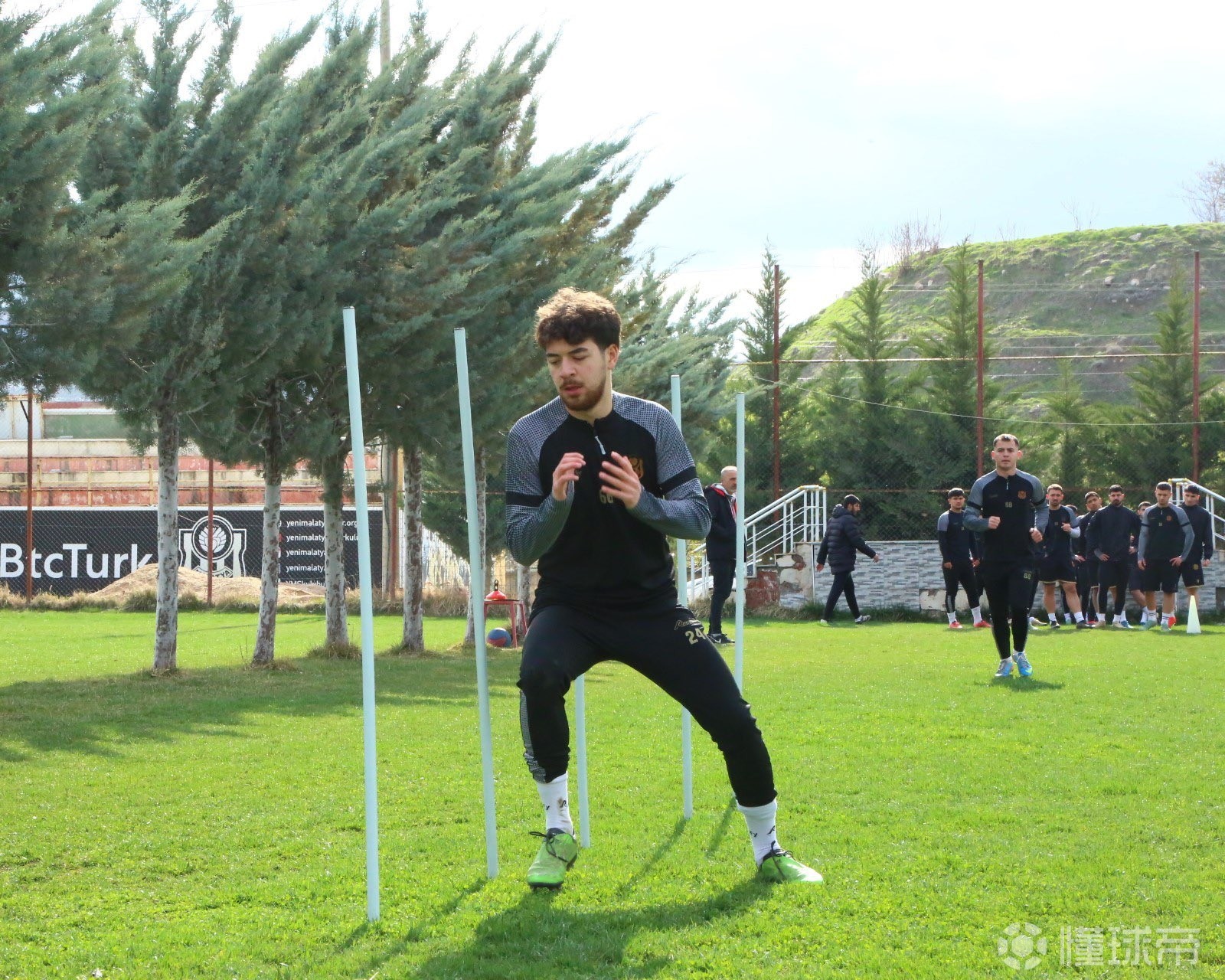 包含赛前紧张训练，球队备战充满信心的词条