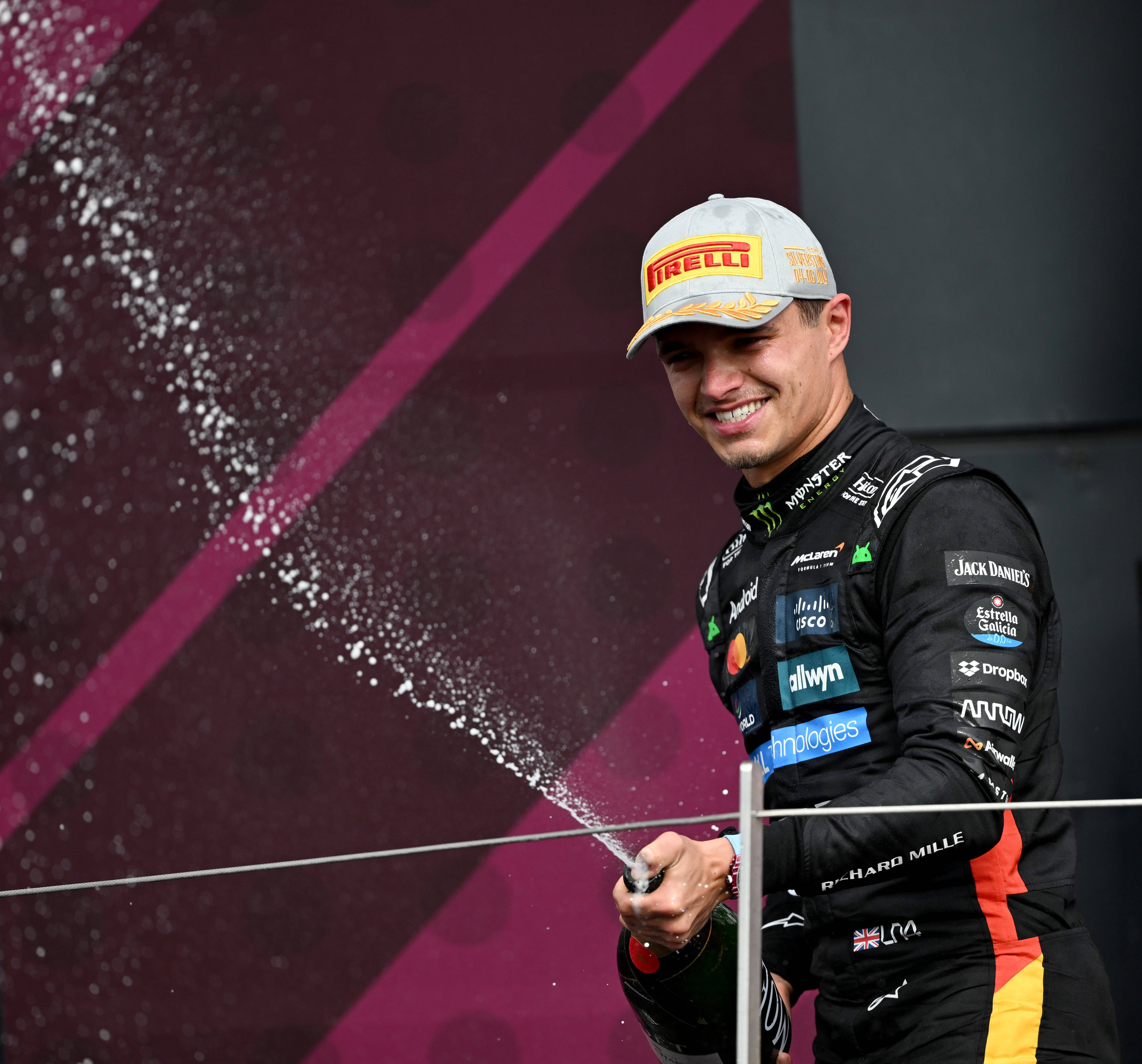 红牛车队轻取索伯车队，塞恩斯带队取胜