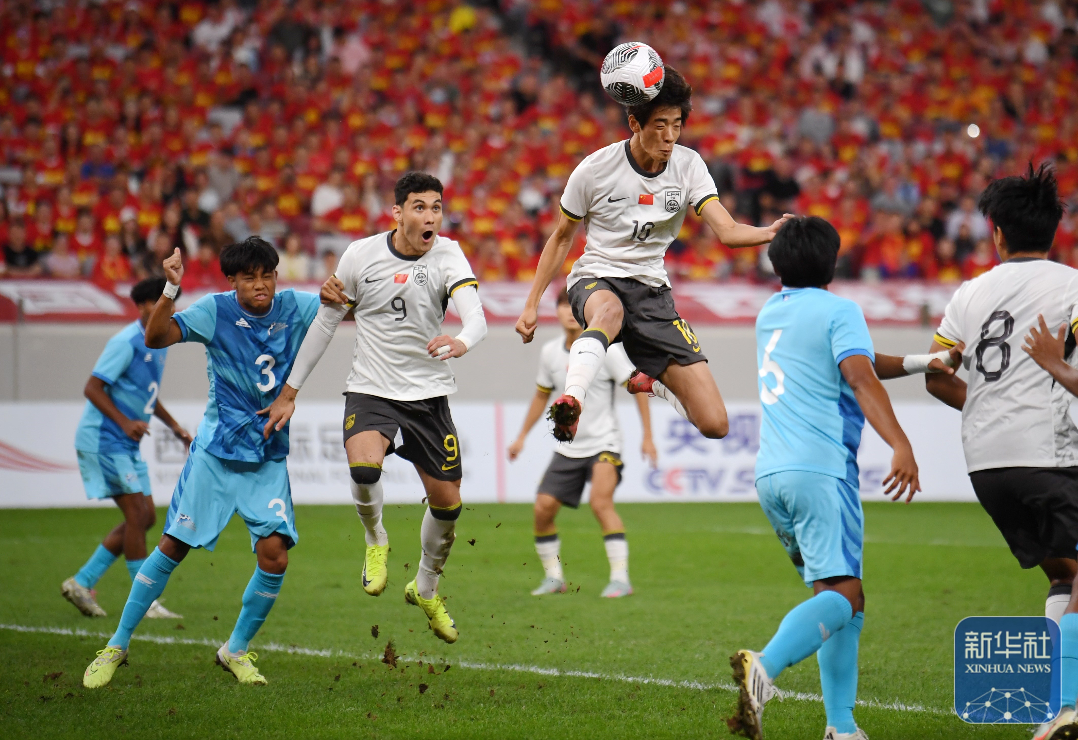 国际足球对决中央亚洲队伍脱颖而出