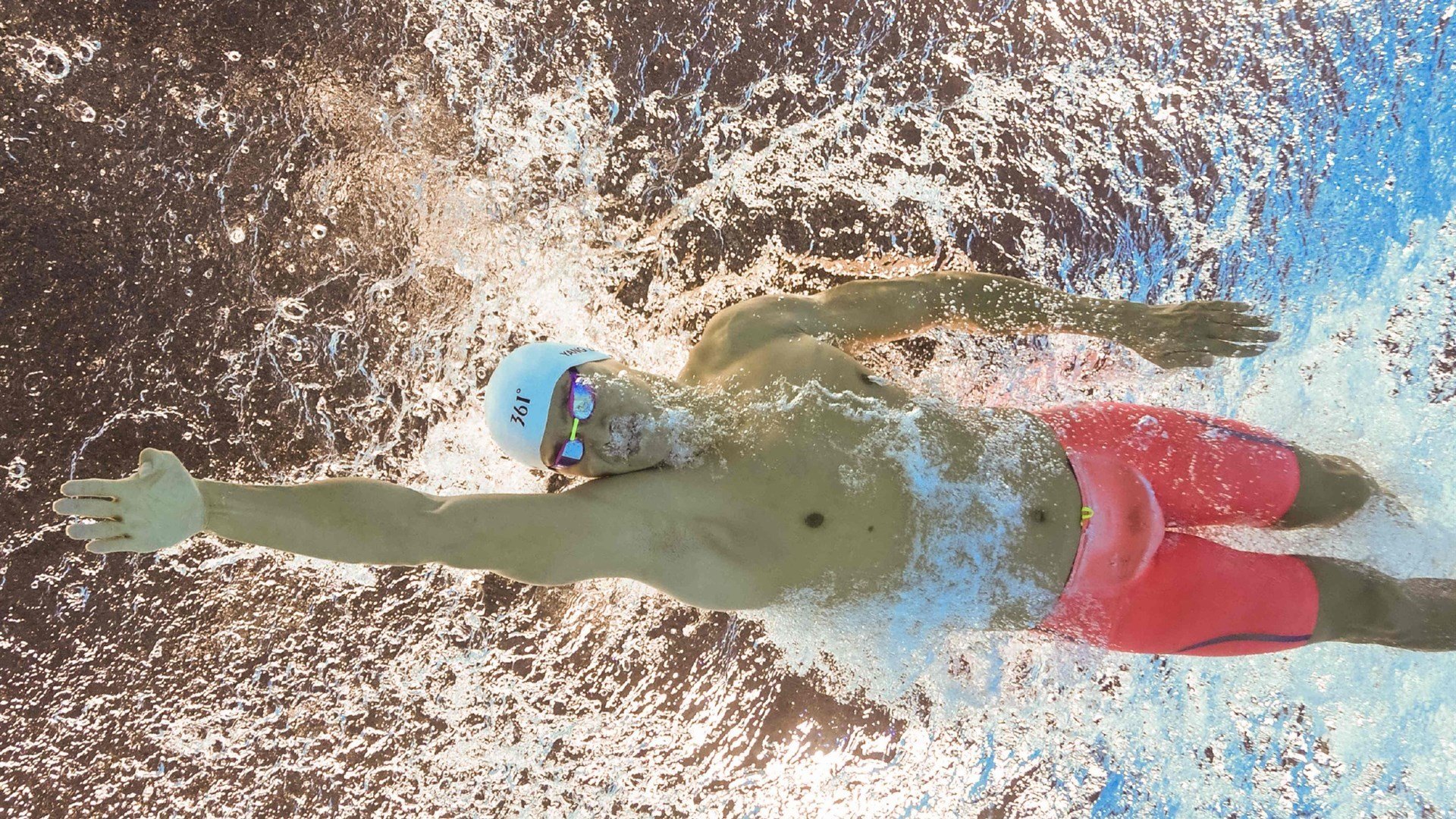 梅赛德斯完胜迈凯伦，塞恩斯惊艳四座，一场技术与勇气的双重胜利